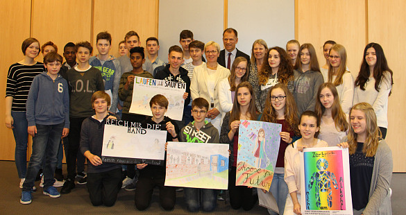 Senatorin Quante-Brandt  mit den erfolgreichen Schülerinnen und Schülern der St. Johannis Schule