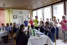 Aktives Jubiläumsporgramm für die Gäste: Aktives Jubiläumsprogramm für die Gäste: Die Gymnastikgruppe präsentierte Übungen zum MitmachenDie Gymnastikgruppe präsentierte Übungen zum Mitmachen