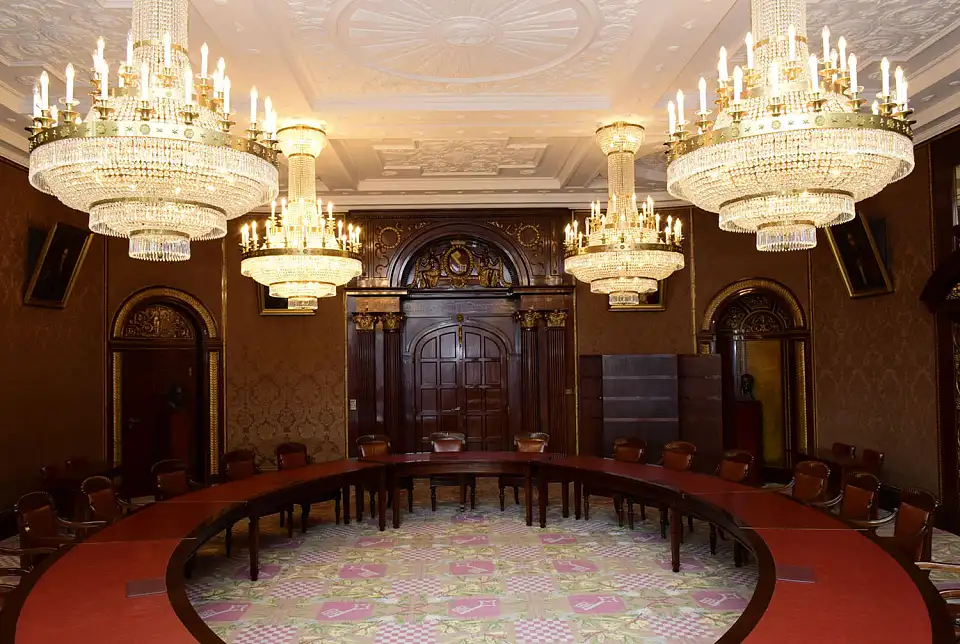 Der Senatssaal erstrahlt im Licht der neuen Leuchtmittel