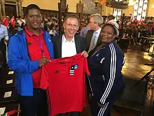 Bürgermeister Dr. Carsten Sieling bekommt bei der Eröffnung ein Trikot aus Durban überreicht