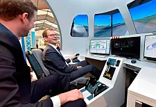 Sauber gelandet: Martin Günthner, Bremens Senator für Wirtschaft Arbeit und Häfen, steuerte zum Auftakt der ILA Berlin Air Show im Flugsimulator des BreTeCe – Bremen Test Centers mit Hilfe von Pilot und Ingenieur Jan Robbe, VDev Systems und Services GmbH, eine Maschine auf einen virtuellen Flughafen.