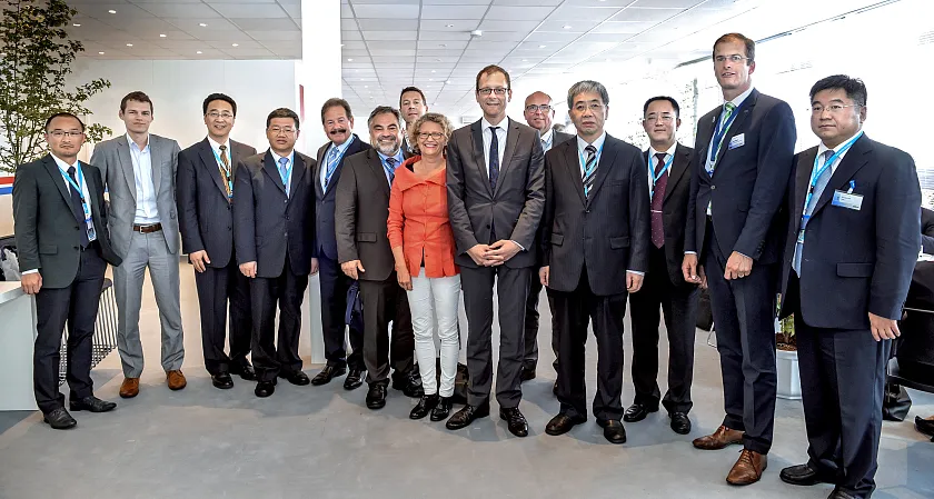 Senator Martin Günthner (6. von rechts) und Lei Fanpei (4. von rechts), Vorsitzenden der China Aerospace Science and Technology Corporation (CASC), im Kreis der chinesischen Delegation und Bremer Vertreterinnen und Vertreter der Raumfahrtbranche, die sich auf der ILA Berlin Air Show zur Fortsetzung ihrer im März in China begonnenen Gespräche trafen.
