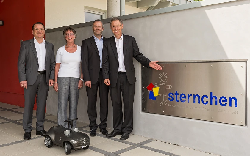 Freuen sich über die offizielle Eröffnung des Bremer sternchen (v.re.): Bürgermeister Carsten Sieling, Peter Theurer, Standortverantwortlicher Mercedes-Benz Werk Bremen, Elke Tönjes-Werner, stellvertretende Betriebsratsvorsitzende, und Heino Niederhausen, Personalleiter am Standort Bremen.