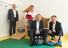 Carsten Sieling, Peter Theurer, Elke Tönjes-Werner, und Heino Niederhausen besichtigten zusammen die Räume der Kinderkrippe und probierten dabei auch gleich die Spielecke aus.