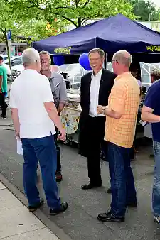 Bürgermeister Carsten Sieling im Gespräch bei der Jubiläumsveranstaltung in Huchting