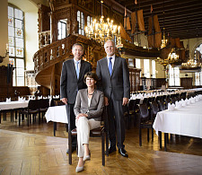 Bürgermeister Carsten Sieling (li.) freut sich mit den neuen Stuhlpaten Ulrike und Andreas Kellermann 