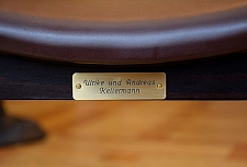 Mit einem Messingschild wird die Stuhlpatenschaft sichtbar 