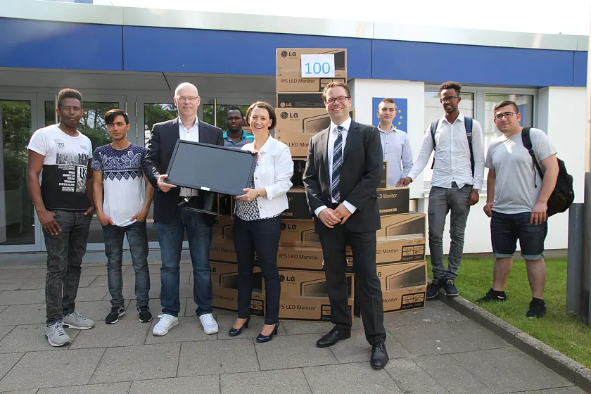 Senatorin Bogedan freut sich gemeinsam mit Andres Dickehut (l.), Tobias Weigelt sowie Schülern aus den Vorkursen der Europaschule SZ Utbremen.