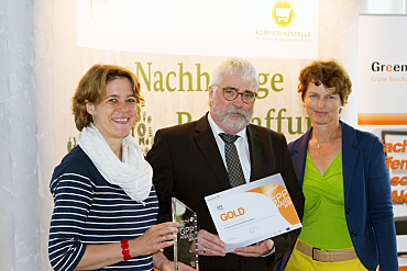 Preisverleihung in Bonn (von links): Dr. Melanie Seiderer (Mitarbeiterin der Senatorin für Finanzen), Wolfgang Ewert (Senatskanzlei/Rathaus) und Dr. Birgit Settekorn (Direktorin des Beschaffungsamtes des BMI)