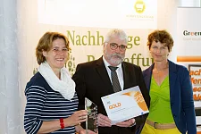 Preisverleihung in Bonn (von links): Dr. Melanie Seiderer (Mitarbeiterin der Senatorin für Finanzen), Wolfgang Ewert (Senatskanzlei/Rathaus) und Dr. Birgit Settekorn (Direktorin des Beschaffungsamtes des BMI)