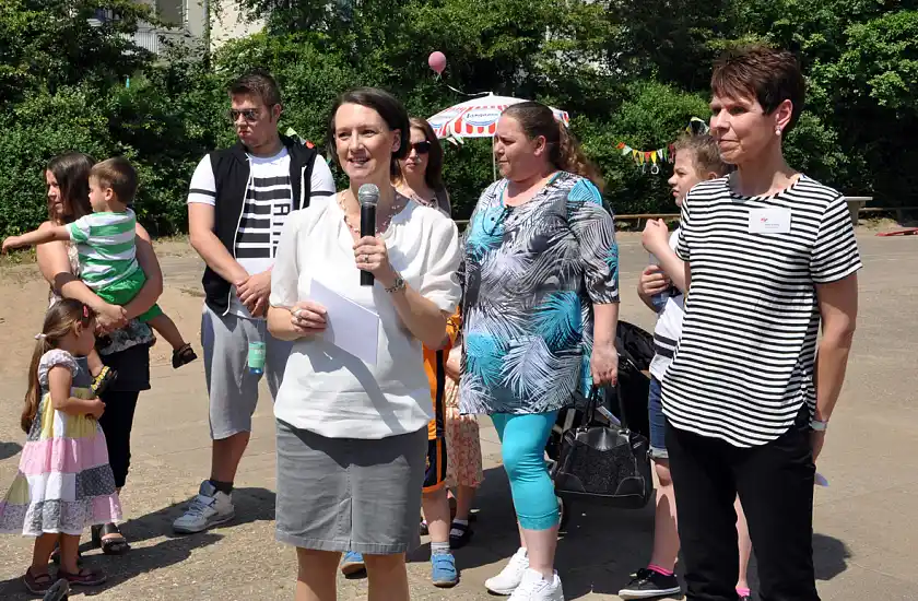 Senatorin Bogedan (Mitte) und Kita-Leiterin Sabine Schlemo (rechts) eröffnet das Sommerfest und die Erzählwerkstatt des Kinder- und Familienzentrums Osterhop.