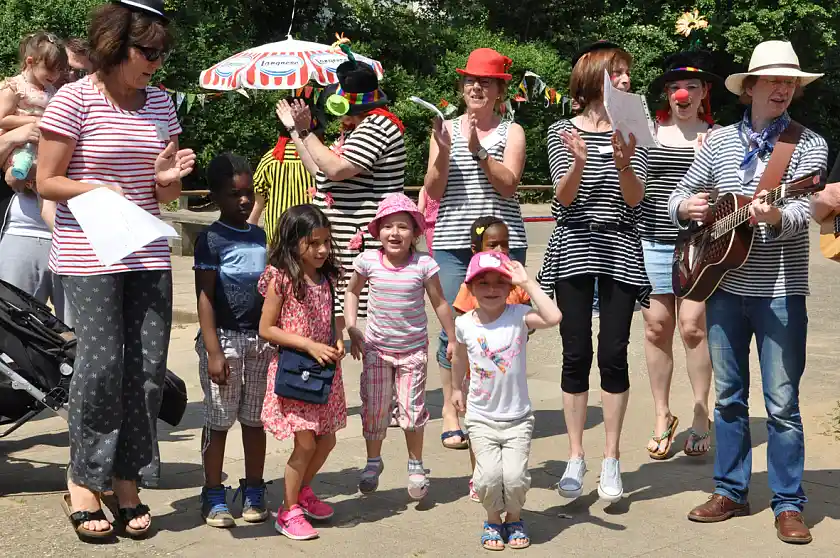 Kinder und Eltern hatten während des Eröffnungsliedes viel Spaß