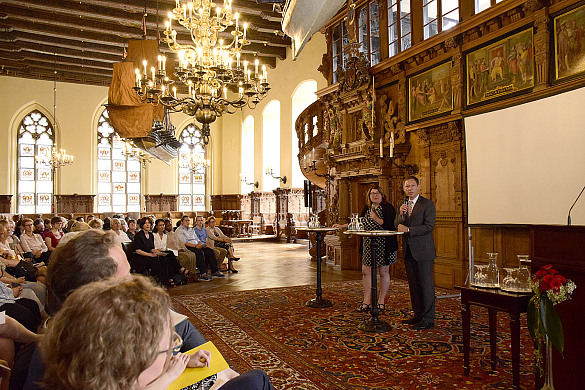 Bürgermeister Carsten Sieling und Senatorin Anja Stahmann eröffnen den Bremer Sprachgipfel