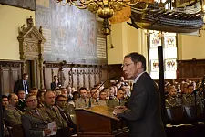 Bürgermeister Carsten Sieling begrüßt die Teilnehmenden des Senatsempfangs in der Oberen Rathaushalle