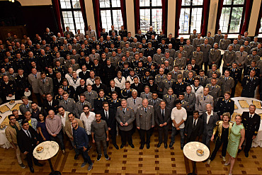 Gruppenbild mit allen Akteuren und den Soldatinnen und Soldaten im Festsaal des Neuen Rathauses