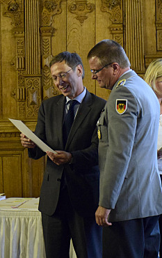 Bürgermeister Sieling überreicht stellvertretend an einen Soldaten des Heeres eine Dankurkunde