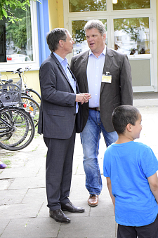 Bürgermeister Carsten Sieling im Gespräch mit Schulleiter Frank Dahlenberg