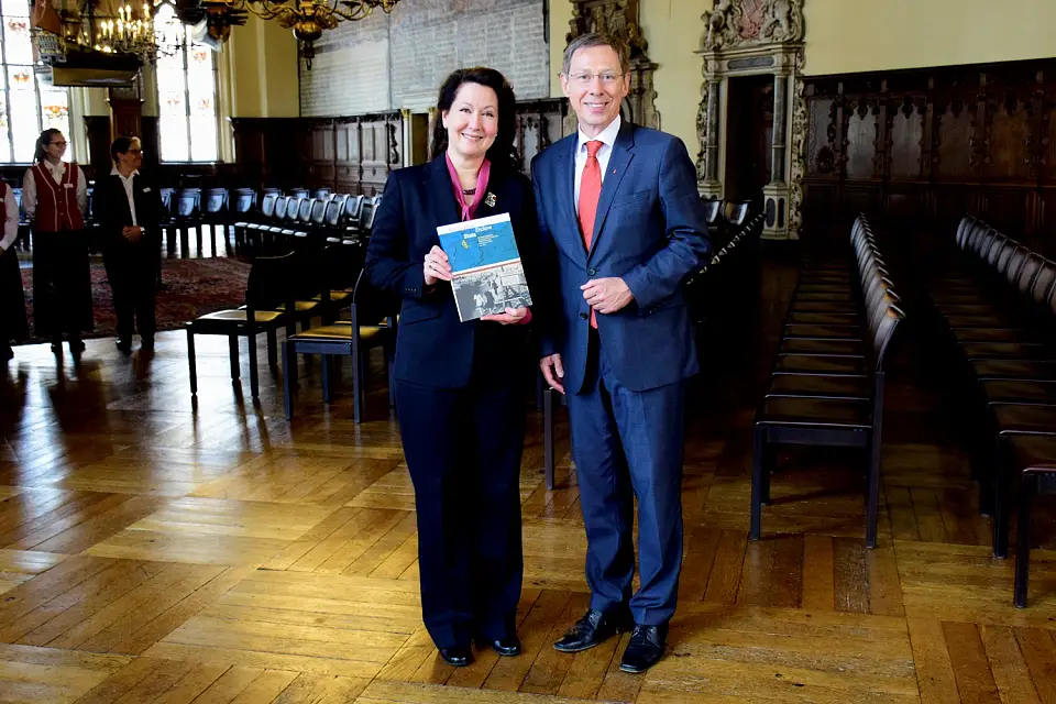 Der Bürgermeister überreichte der Generalkonsulin das lesenswerte Buch „Occupation, Enclave, State“ über die Wiederbegründung des Landes Bremen und die US-Enklave Bremen