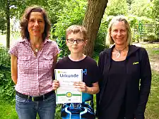 Friedrich Theil mit seiner Klassenlehrerin Ute Jacob (rechts) und der pädagogischen Mitarbeiterin Eva Liesigk