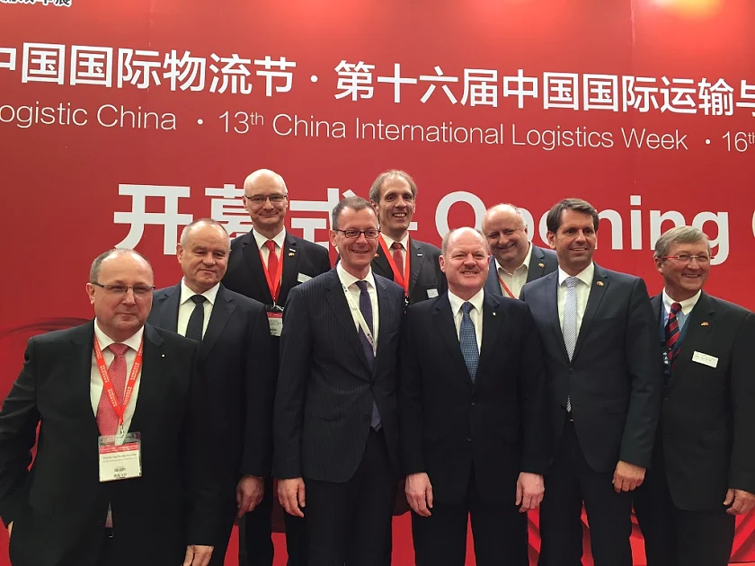 An der offiziellen Eröffnungszeremonie der transport logistic China in Shanghai nahmen neben Martin Günthner, Bremens Senator für Wirtschaft, Arbeit und Häfen (4. von links) und Olaf Lies, Niedersachsens Minister für Arbeit, Wirtschaft und Verkehr (2. von rechts) auch der deutsche Generalkonsul in Shanghai, Peter Rothen (2. von links), und Prof. Thomas Wimmer, Vorsitzender der Geschäftsführung der Bundesvereinigung Logistik e.V. (1. von links), teil.
