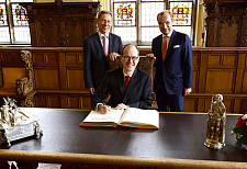 Eintrag in das Goldene Buch der Freien Hansestadt Bremen: Botschafter Sir Sebastian Wood, Bürgermeister Dr. Carsten Sieling und Honorarkonsul Christoph Enge (hinten rechts)