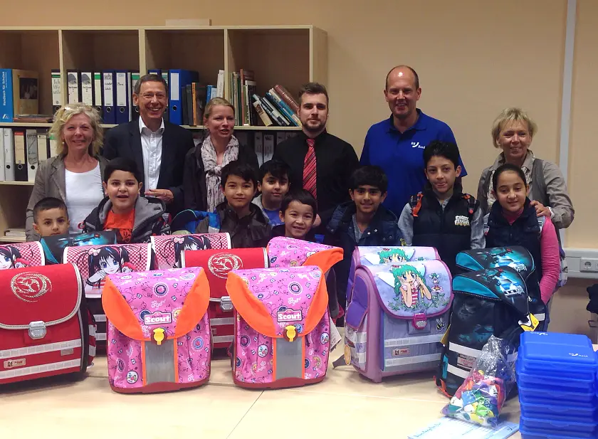 Schulranzenübergabe von Bürgermeister Dr. Carsten Sieling an die Kinder des Vorkurses an der Düsseldorferstraße (v.l.: Schulleiterin Dorothea Ilsen, BGM, Vorkursleiterin Kerstin Decker, Marcel Kuzyk (Deutsches Kinderhilfswerk), Lars Fischer (Leiter der Bremer Filiale der BBBank), Sabine Pajer (Verwaltungsanstellte der Schule))