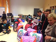 Der Bürgermeister (4. v.r.)  packt den Schulranzen: Auch Stundenplan und Brotdose gehören mit hinein.