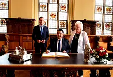 Botschafter Bolat Nussupov beim Eintrag in das Goldene Buch mit Senator Günthner (li.) und Honorarkonsulin Christa Fuchs