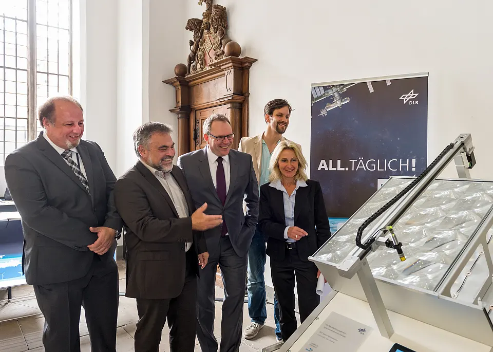v.l.n.r.: Götz Anspach von Broecker (Airbus), Hans-Georg Tschupke (WFB), Staatsrat Ekkehart Siering (Senator für Wirtschaft, Arbeit und Häfen), Dr. Dirk Stiefs (DLR_School_Lab) und Dr. Franziska Zeitler (Deutsches Zentrum für Luft- und Raumfahrt) trafen sich zum Rundgang durch die Ausstellung „ALL.täglich!“. 