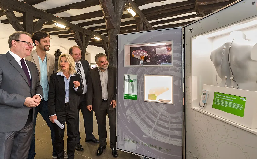 v.l.n.r.: Staatsrat Ekkehart Siering (Senator für Wirtschaft, Arbeit und Häfen) ließ sich von Dr. Dirk Stiefs (DLR_School_Lab), Dr. Franziska Zeitler  (Deutsches Zentrum für Luft- und Raumfahrt), Götz Anspach von Broecker (Airbus) und Hans-Georg Tschupke (WFB) zum Auftakt der Ausstellung informieren. Auch Bremer Unternehmen und Institute sind dabei mit Exponaten und Projekten vertreten.