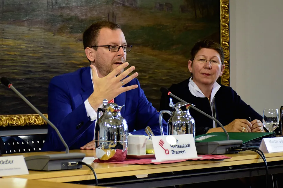Senator Martin Günthner (li.) und Hildegard Jansen, Abteilungsleiterin beim Senator für Wirtschaft, Arbeit und Häfen, erläutern das neue Programm