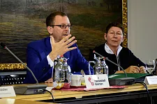 Senator Martin Günthner (li.) und Hildegard Jansen, Abteilungsleiterin beim Senator für Wirtschaft, Arbeit und Häfen, erläutern das neue Programm