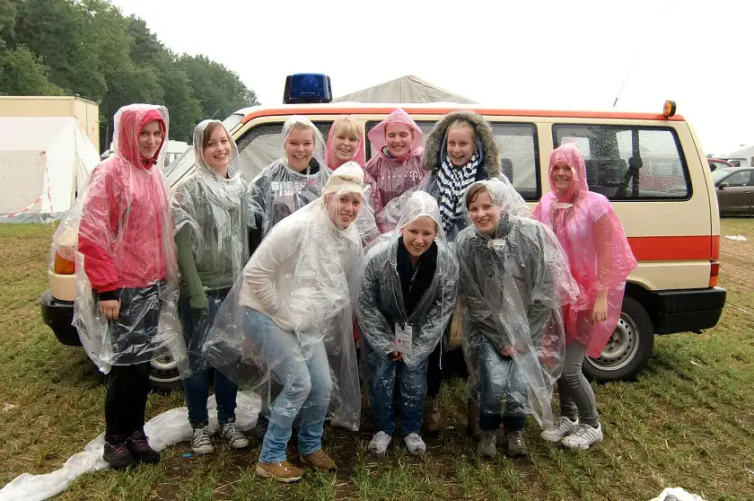 Was wäre Hurricane ohne Regen? Im vergangenen Jahr mussten Azubis des SZ Walle wieder Regenkleidung auspacken.