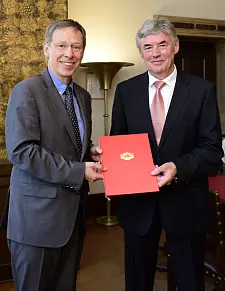 Bürgermeister Carsten Sieling (li.) mit dem neuen Ortsamtsleiter für Bremen-Seehausen, Gerd Aumund