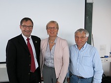 Dr. Uwe Nixdorf, Stellvertretender AWI-Direktor, Senatorin Prof. Dr. Quante-Brandt, Dr. Eberhard Kohlberg, Technischer Leiter der Neumayer-Station (v.l.)