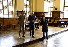 Bürgermeister Carsten Sieling führt Botschafter Friis Arne Petersen (li.) und Honorarkonsul Eduard Dubbers-Albrecht (re.) durch die Obere Rathaushalle 