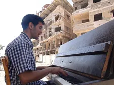 Pianist Aeham Ahmad erlangte als "Pianist in den Trümmern" traurige Berühmtheit © A. Ahmad 