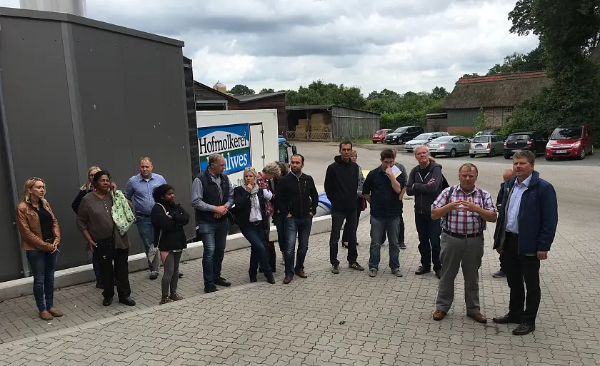 Im Vordergrund Senator Joachim Lohse (rechts) und Molkereichef Gerhard Dehlwes