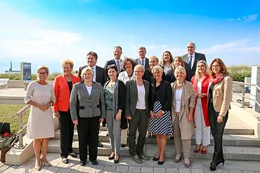 Senatorin Quante-Brandt (vordere Reihe, Mitte) mit den Mitgliedern der Gesundheitsministerkonferenz