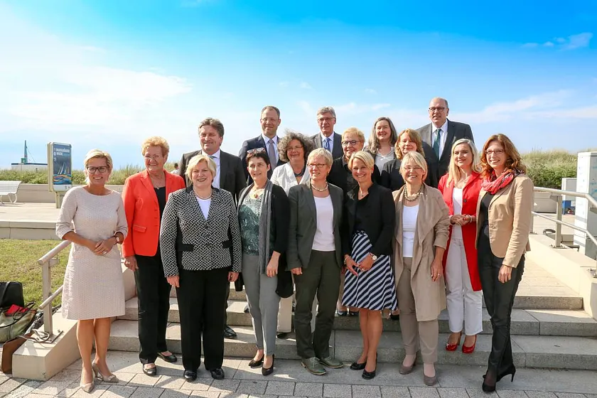 Senatorin Quante-Brandt (vordere Reihe, Mitte) mit den Mitgliedern der Gesundheitsministerkonferenz