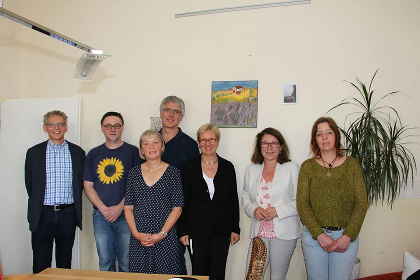 Die Senatorin mit Mitarbeiterinnen, Mitarbeitern und Besuchern der GAPSY (Gesellschaft für ambulante psychiatrische Dienste): v.l. Helmut Thiede, Helge Meyer, Arnolde Trei, Herrmann Tolle, Kathrin Scherer, Britta Schottler.