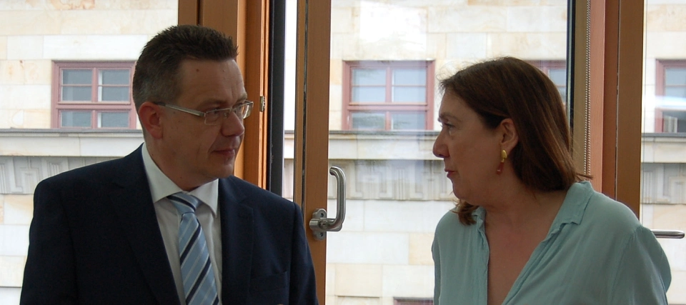 Finanzsenatorin Karoline Linnert im Gespräch mit Reinhard Badtke, Leiter der Landeshauptkasse