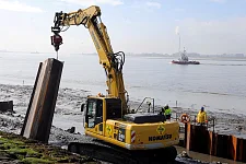 Schutz vor künftigen Sturmfluten: Nachdem Weserdeich (Foto) und Lohmanndeich verstärkt worden sind, folgt jetzt ein etwa 460 Meter langer Deichabschnitt vor dem Bremerhavener Fischereihafen