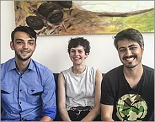 Das deutsch-afghanische Regieteam von "For Safety Reasons" Solveig Hörter (Mitte) und Reza Abbasi (re.) mit Roien Fazli (li.), der als Übersetzer und Darsteller mitwirkt