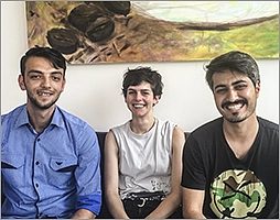 Das deutsch-afghanische Regieteam von "For Safety Reasons" Solveig Hörter (Mitte) und Reza Abbasi (re.) mit Roien Fazli (li.), der als Übersetzer und Darsteller mitwirkt