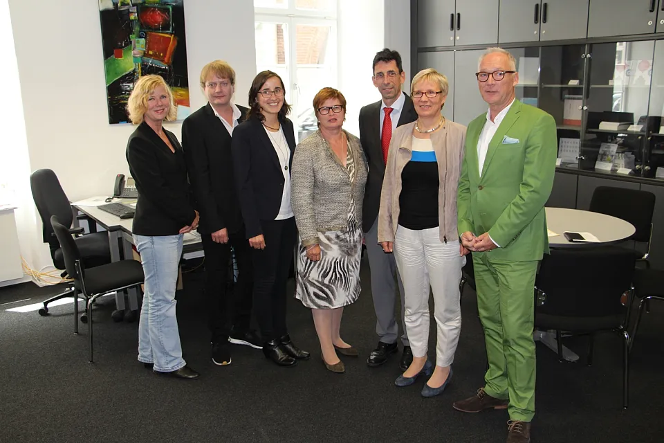 v.l. Andrea Thode, Jens Kemper (beide vom Hochschulbüro HERE), Kristin Günther, Hochschule Bremerhaven; Karin Luckey, Hochschule Bremen; Thomas Hoffmeister, Universität Bremen; Senatorin Eva Quante-Brandt; Herbert Grüner, HfK 