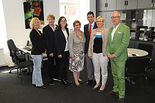 v.l. Andrea Thode, Jens Kemper (beide vom Hochschulbüro HERE), Kristin Günther, Hochschule Bremerhaven; Karin Luckey, Hochschule Bremen; Thomas Hoffmeister, Universität Bremen; Senatorin Eva Quante-Brandt; Herbert Grüner, HfK 