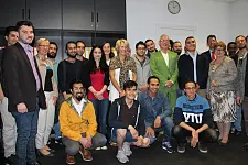 Senatorin mit Teilnehmerinnen und Teilnehmern des IN-Touch-Programms und Vertreterinnen und Vertretern der Hochschulen