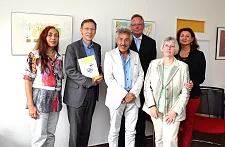 v.l.: Ingrid Koop; therapeutische Leiterin, Bürgermeister Carsten Sieling, Hossein Farschidi; psychologischer Psychotherapeut, Detlef Driever; Rechtsanwalt für den Vorstand des Vereins, Gisela Köster; Kunsttherapeutin und Zahra Mohammadzadeh; Geschäftsführerin