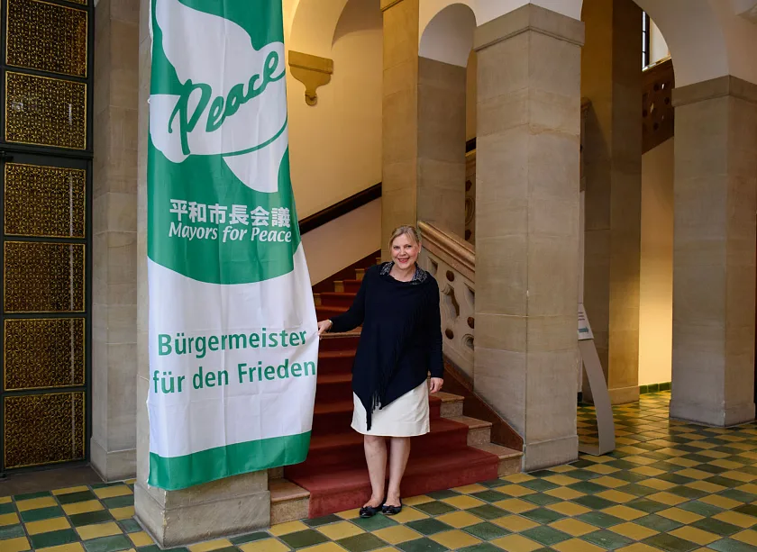 Andrea Frohmader, Leiterin des Referates für internationale Beziehungen in der Senatskanzlei. In Abwesenheit von Bürgermeister Carsten Sieling, der heute in Berlin vor dem Bundesrat sprechen wird, wurde diese Aktion durch sie unterstützt.